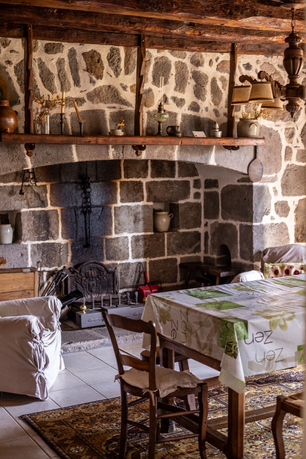 Cantou en pierre taillée du Cantal